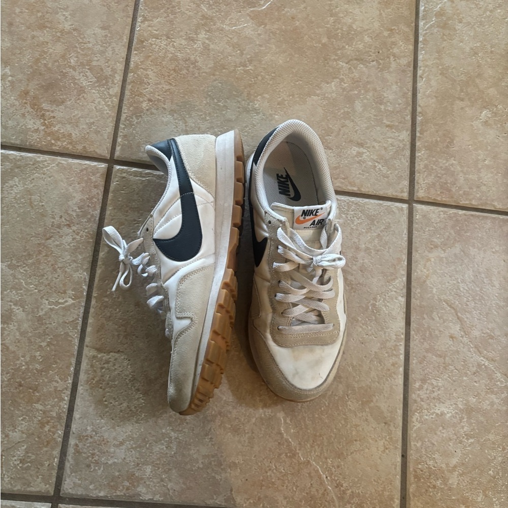 Nike White and Black Sneakers size 9.5